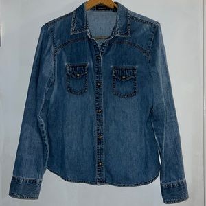 Vintage Express Jeans Women’s Blue Jean Shirt with Pearl snap buttons.Size Large